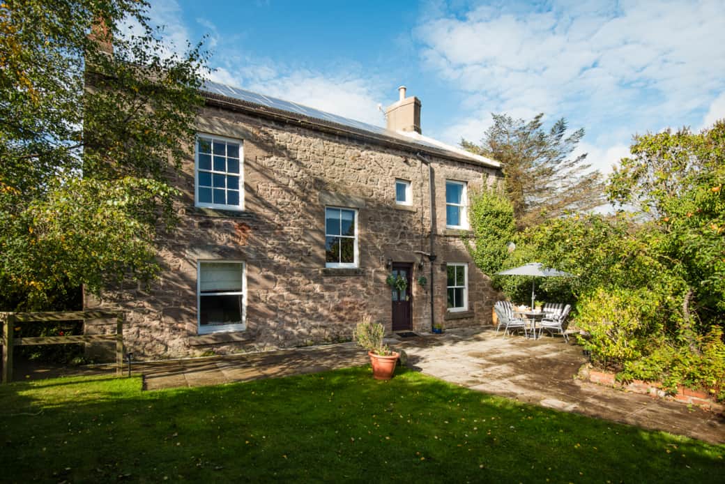 Built 1850, once a pipe factory. The vibrant garden attracts birds. Sip coffee on the sunny patio.