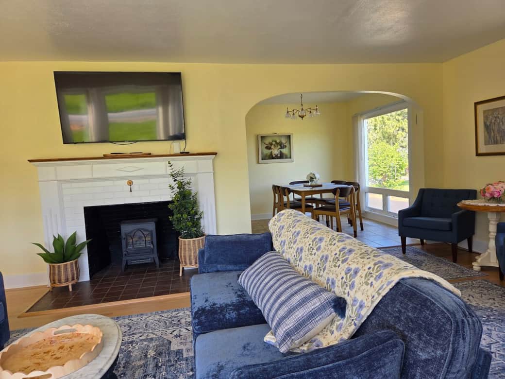 Living room to kitchen table