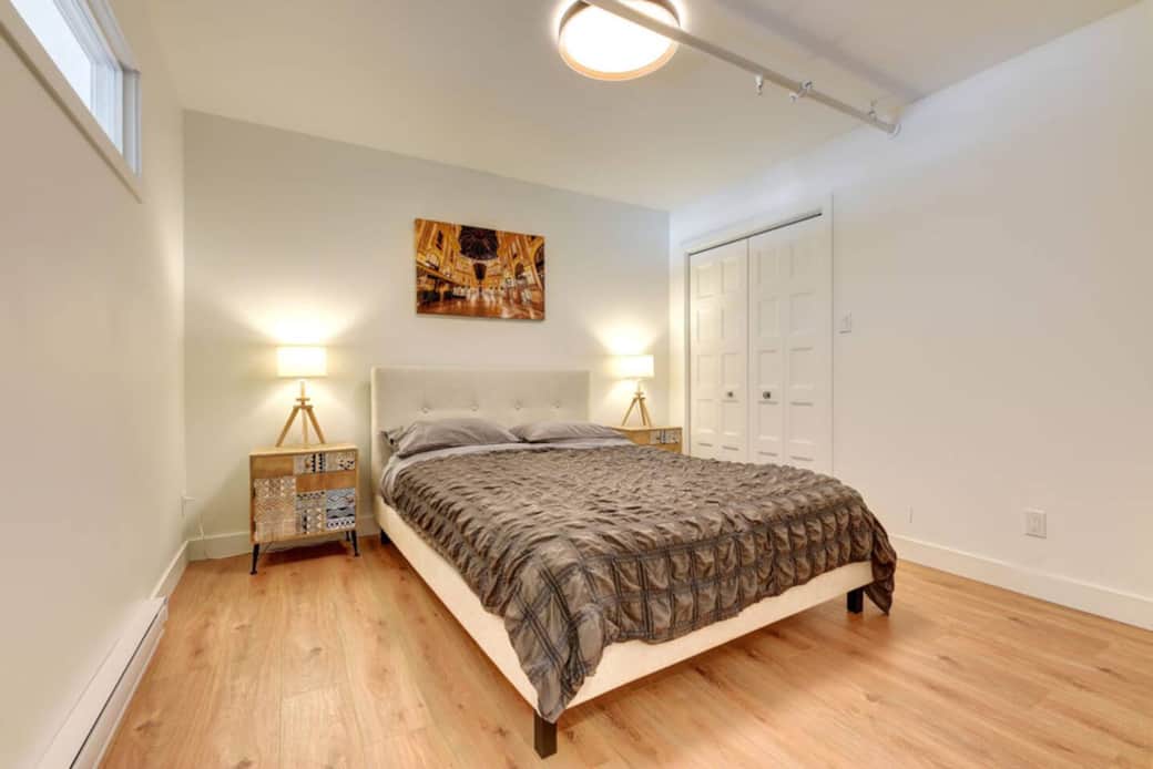 Closed room with 1 queen bed