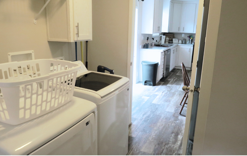 Washer/Dryer Utility Room off Kitchen Washer/Dryer Utility Room off Kitchen