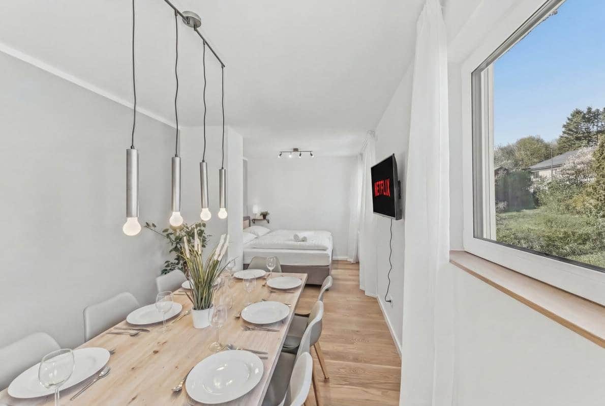 Wohn-Essbereich mit Panoramablick – gemeinsam tafeln im Dach-Apartment Trierweiler