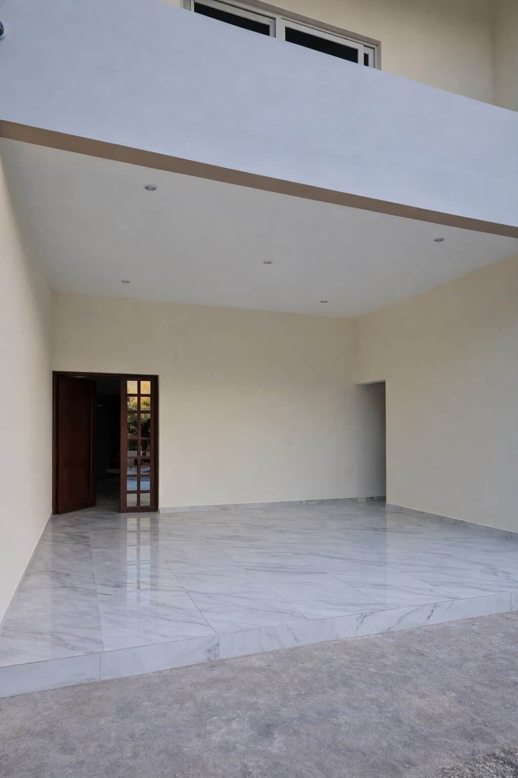 sala frontal vista hacia el exterior .