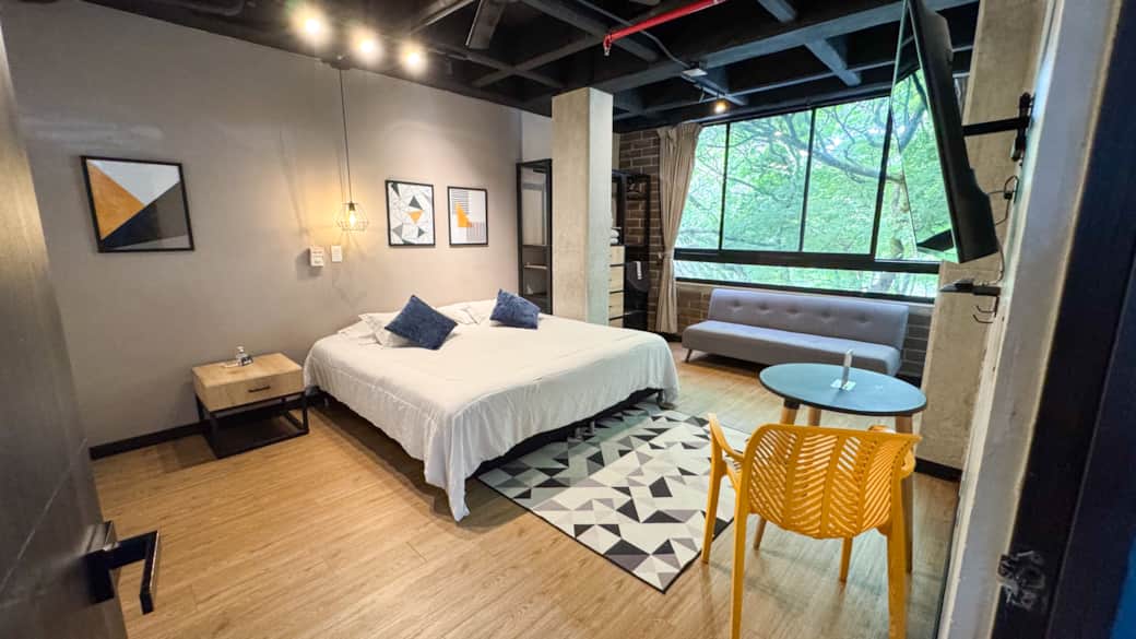 Barato Airbnb en Medellín con vista a frondoso árbol Barato Airbnb en Medellín con vista a frondoso árbol