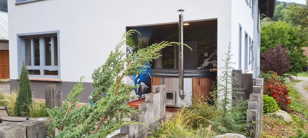 Le bain nordique est parfaitement intégré au patio de la villa