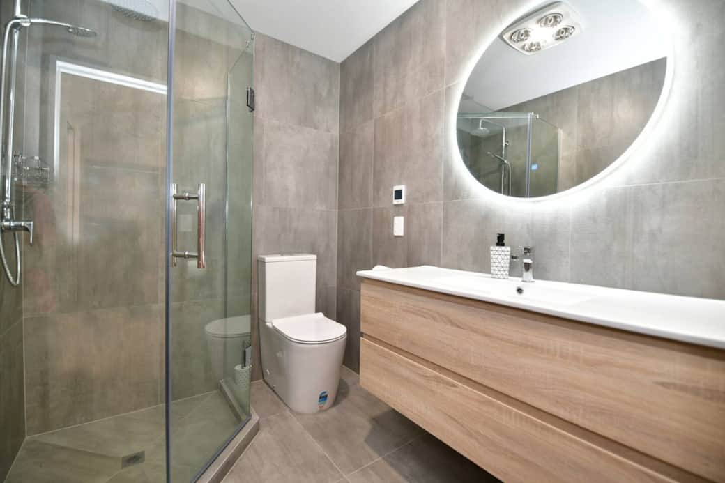 Master bedroom en-suite - modern, stylish and great water pressure. Toiletries included. Master bedroom en-suite - modern, stylish and great water pressure. Toiletries included.