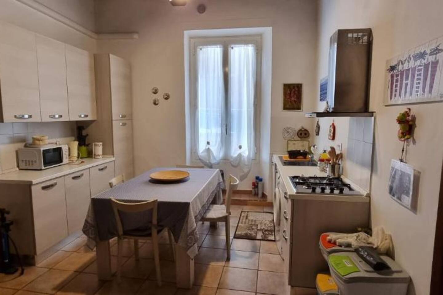 Cucina con tavolo da pranzo
