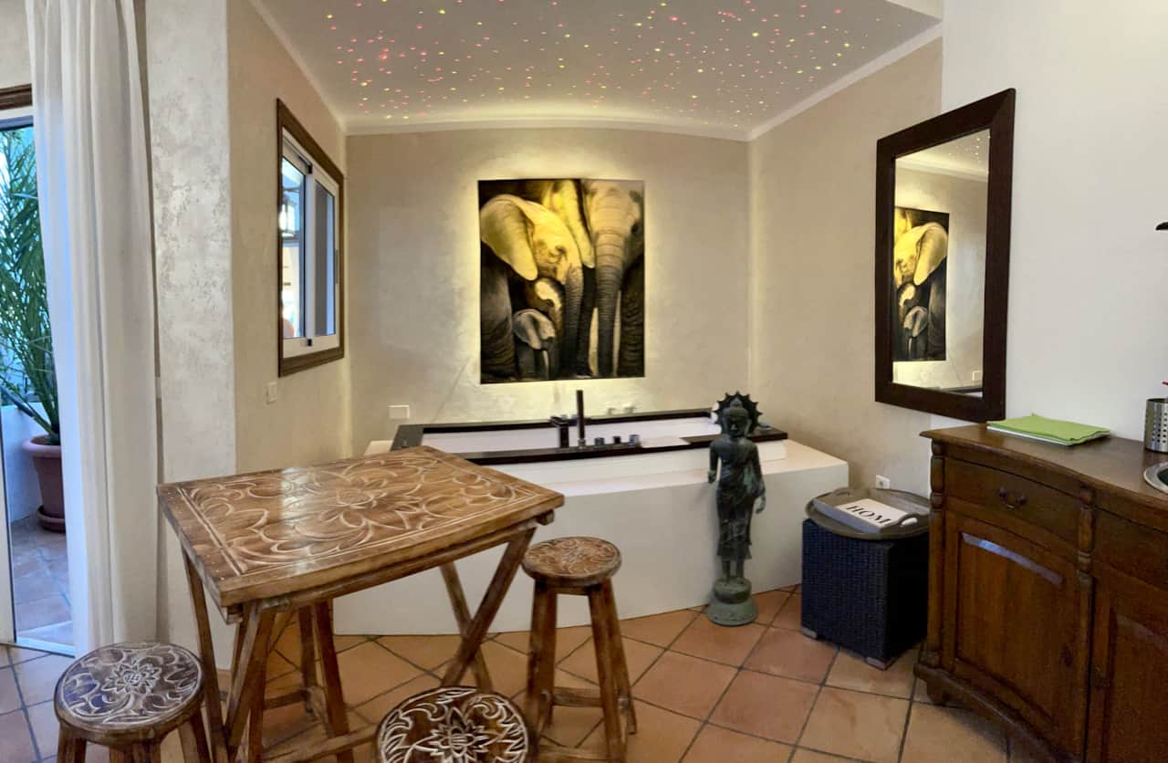 7 WOHNRAUM:JACUZZI