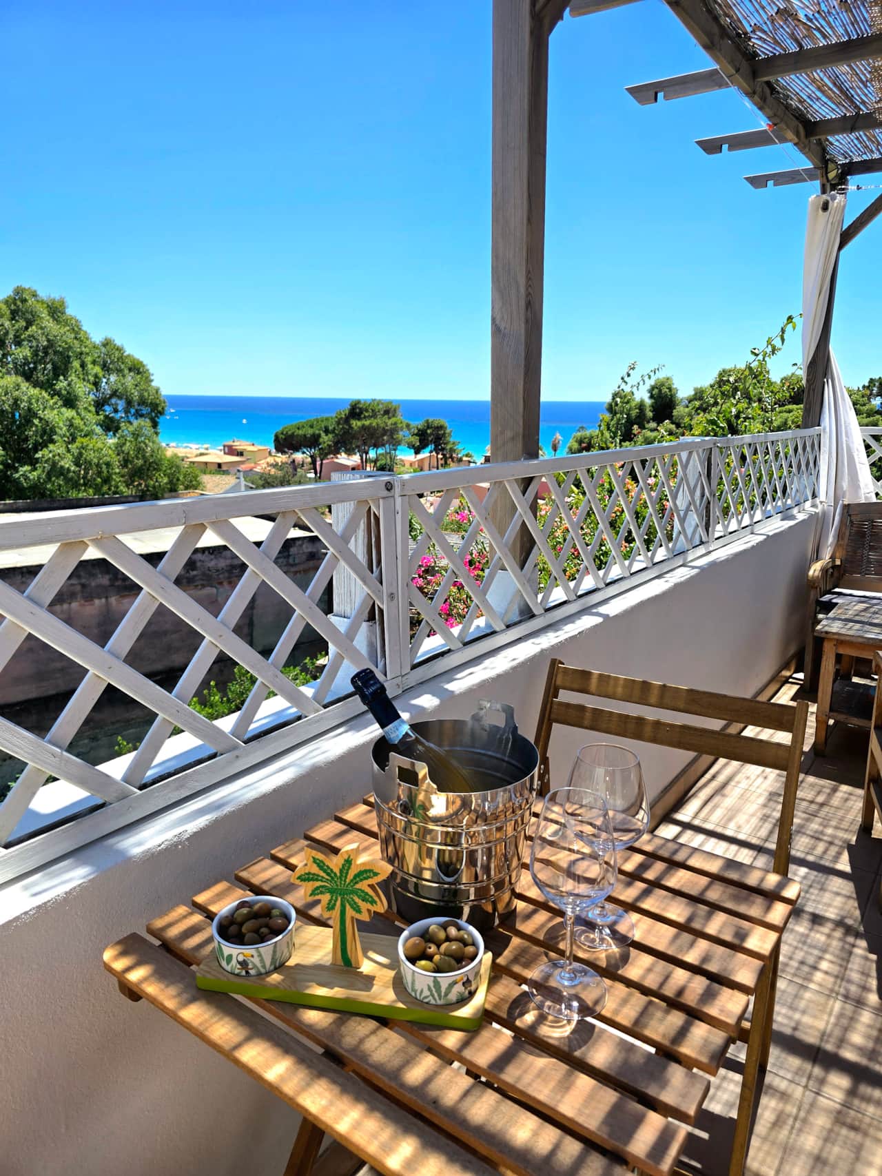 Outdoor breakfast table overlooking the bay
