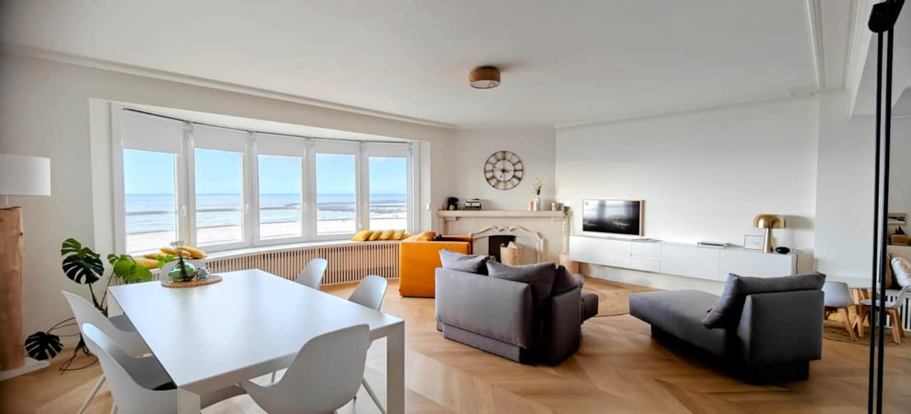 Ruime woonkamer met uitzicht op zee