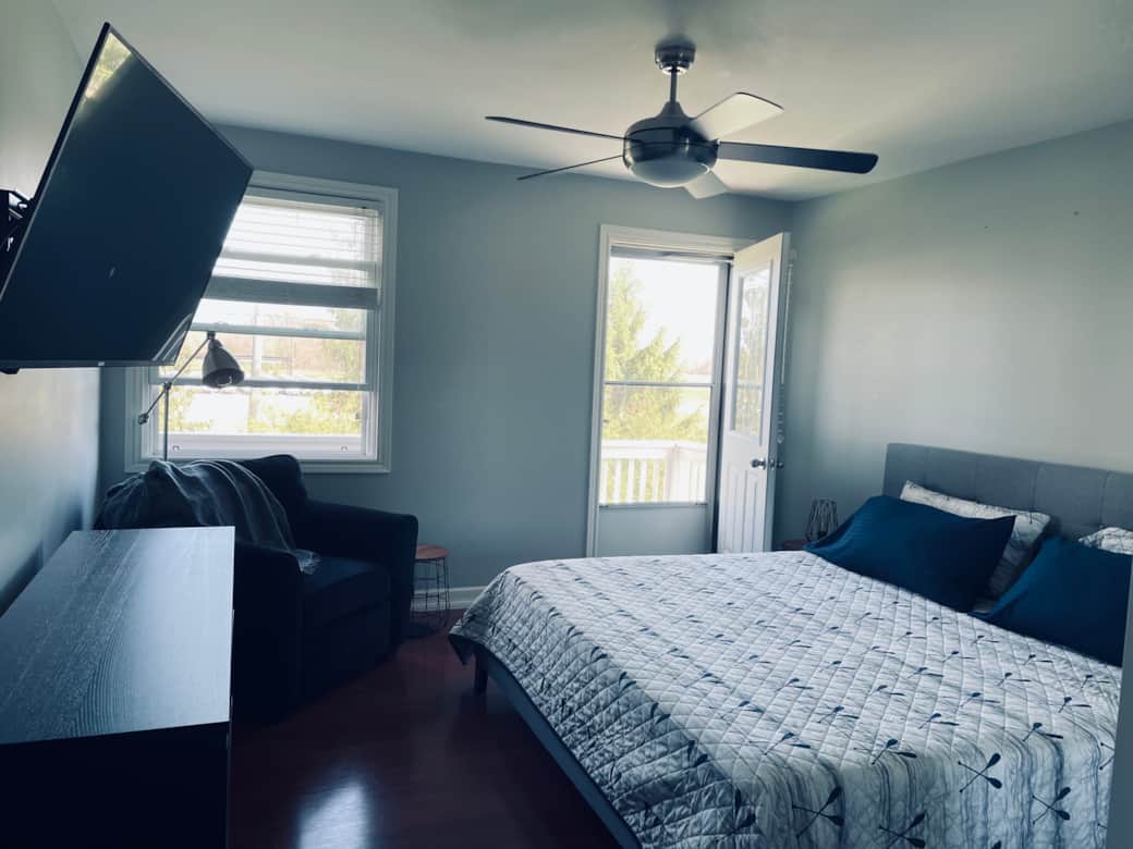 King/Master Bedroom