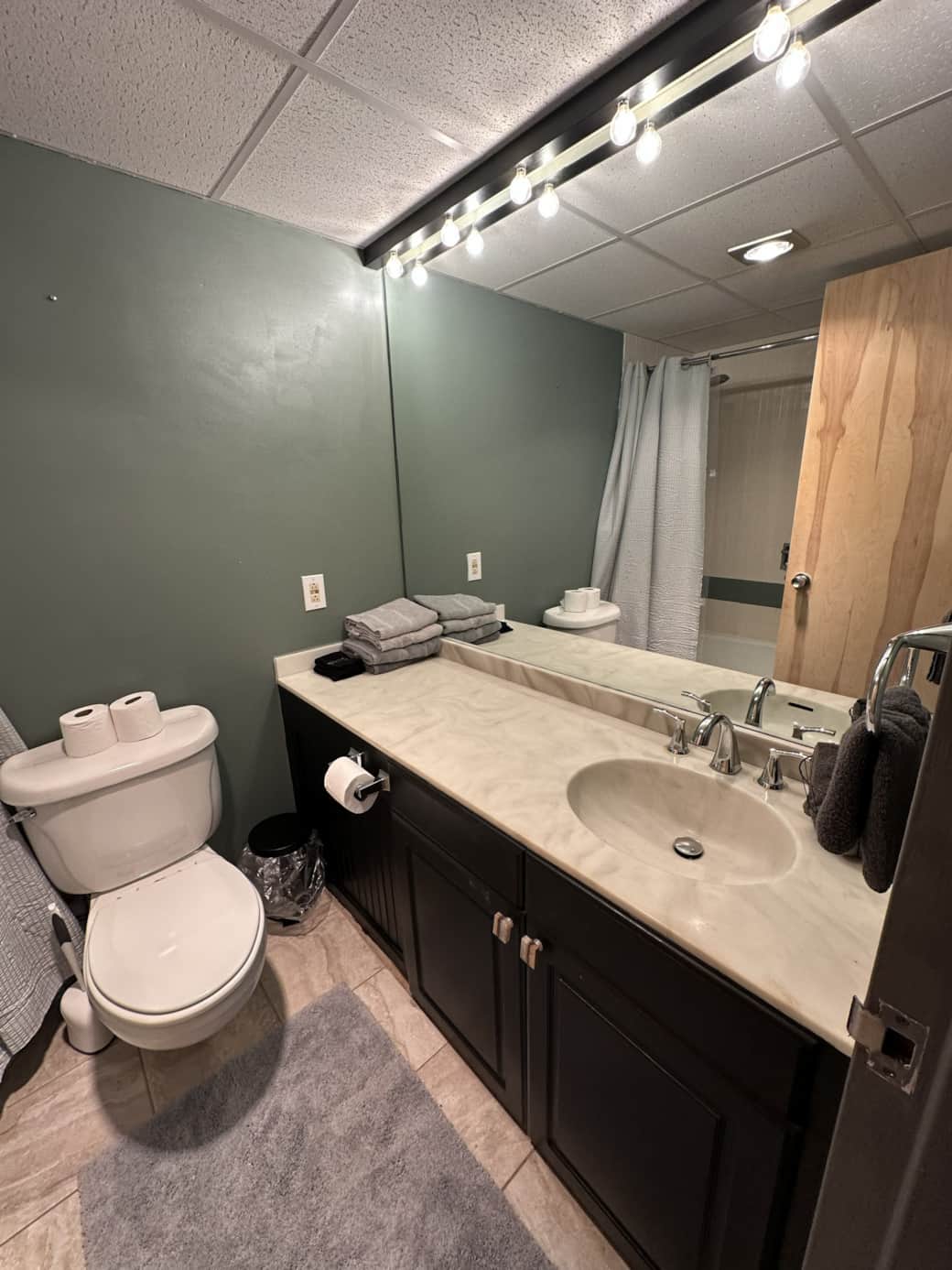 Bathroom with tub/shower Bathroom with tub/shower