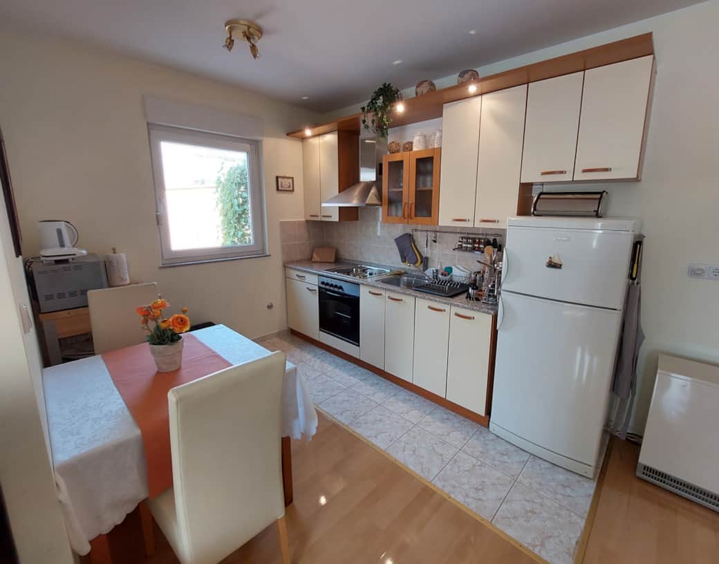 La cuisine entièrement équipée, avec une petite table à manger. 