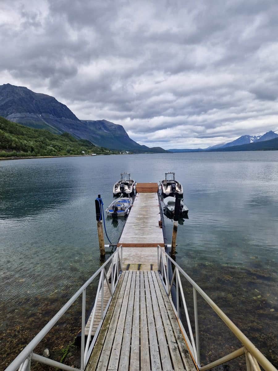 Steg mit Booten am Fjord
