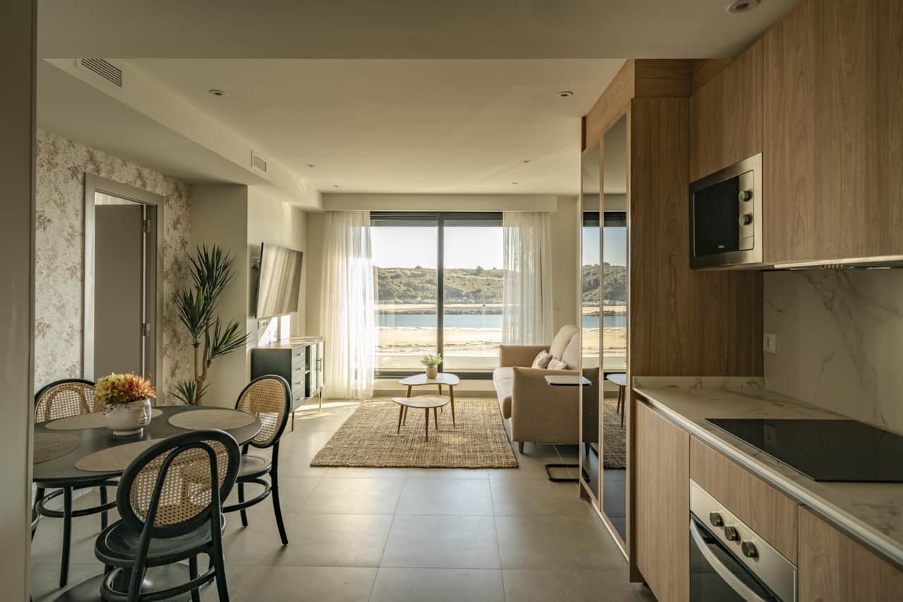 Cocina, salón y zona de comedor con acceso a la terraza 