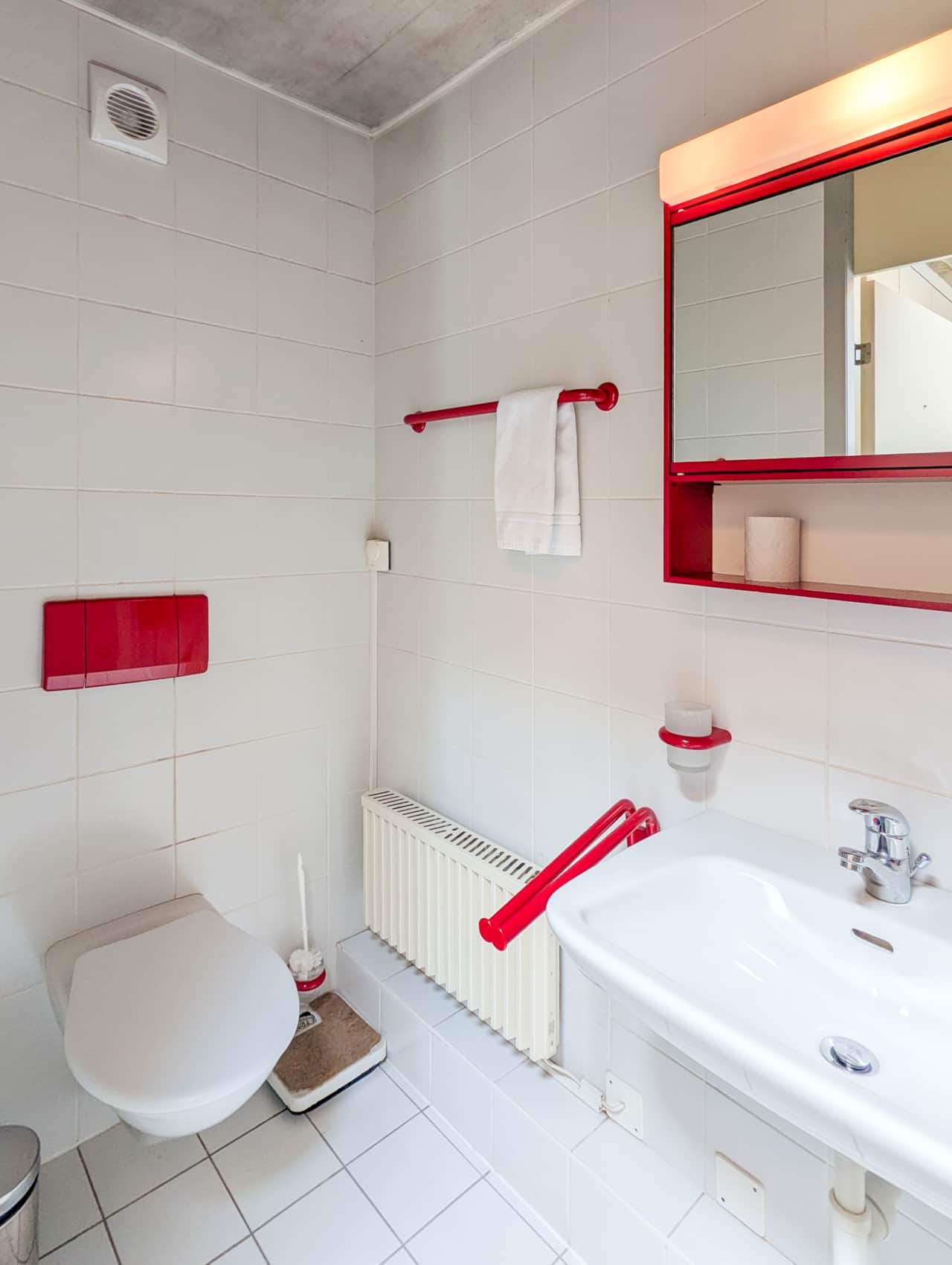 Duschraum und separate Toilette
