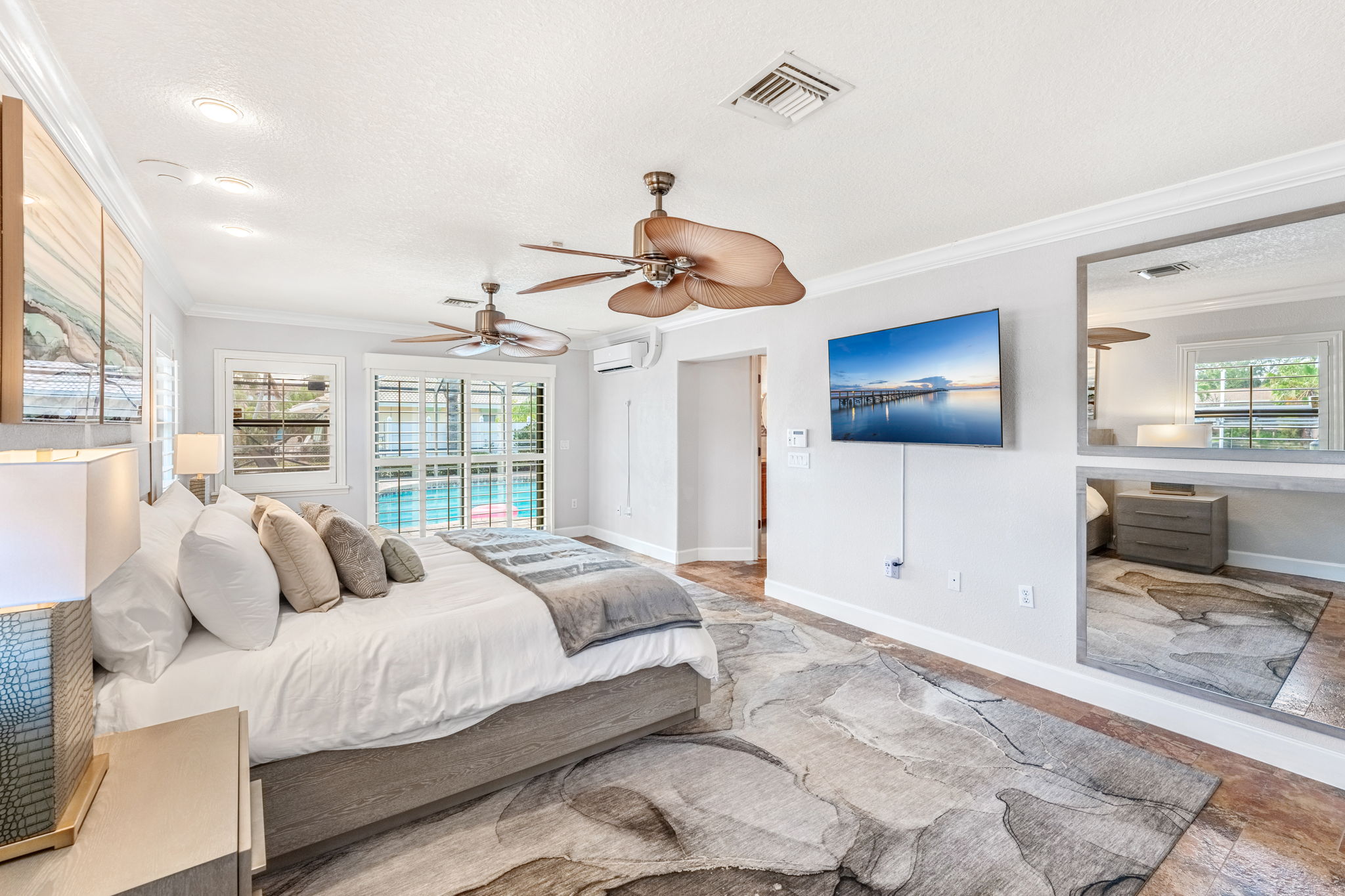 Relax in your master suite with direct access to the pool, and a king size bed.