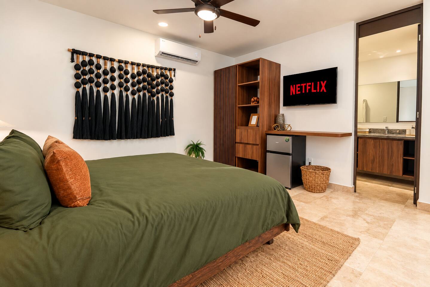 Suite principal con acceso directo a tu jacuzzi privado y terraza, además de cama king-size, Smart TV, aire acondicionado, ventilador de techo, minirefrigerador, ropero, baño en suite y entrada privada independiente (lock-off).