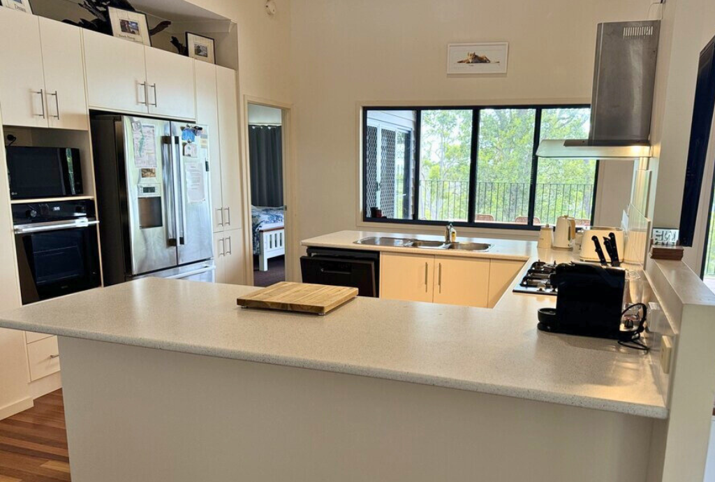 Open plan living kitchen 2 way access Open plan living kitchen 2 way access