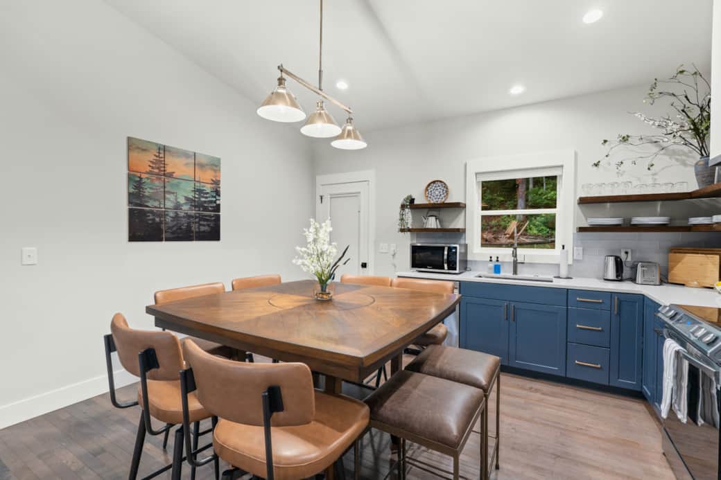 Kitchen - seating for 8. Prepare food and dine together! Kitchen - seating for 8. Prepare food and dine together!