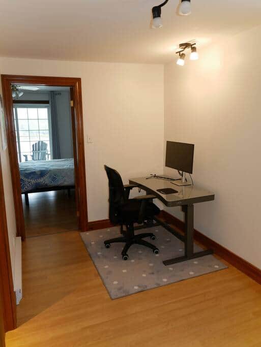 Bureau assis-debout avec chaise ergonomique et écran