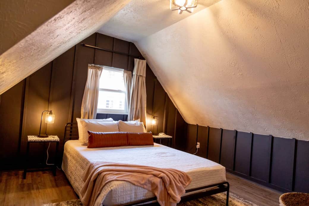 Calming Terracotta Chateau - Bedroom with comfy queen sized bed. Calming Terracotta Chateau - Bedroom with comfy queen sized bed.