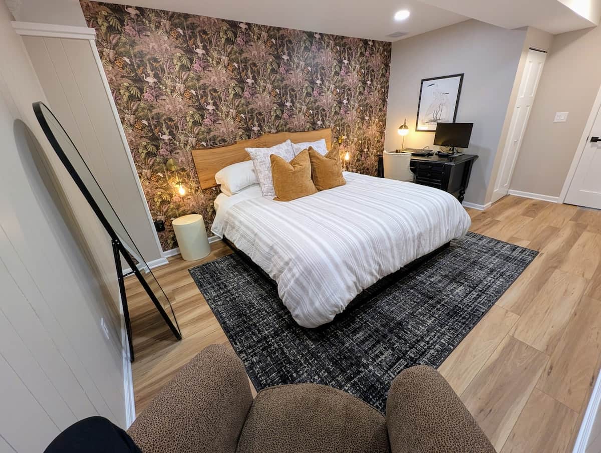 Located in the lower level of the house, this comfortable bedroom offers a peaceful retreat w/ a cozy king bed. The closet provides room for storage, while the dedicated desk space makes it easy to work or catch up on a few things during your stay.