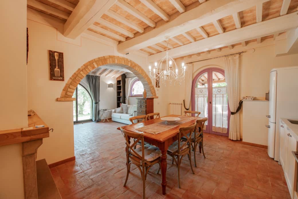 Soggiorno con divano e zona pranzo nella Villa Olive Harmony