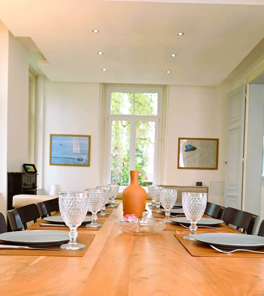 Première salle à manger. Salle à manger du Duplex du Domaine au rez-de-chaussée. Vaste table en bois, jusqu'à 12 couverts.