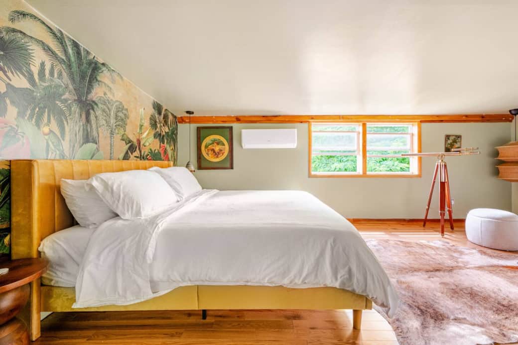 High thread count and fluffy pillows await in the spacious king bed. Mmmmmmmm. 