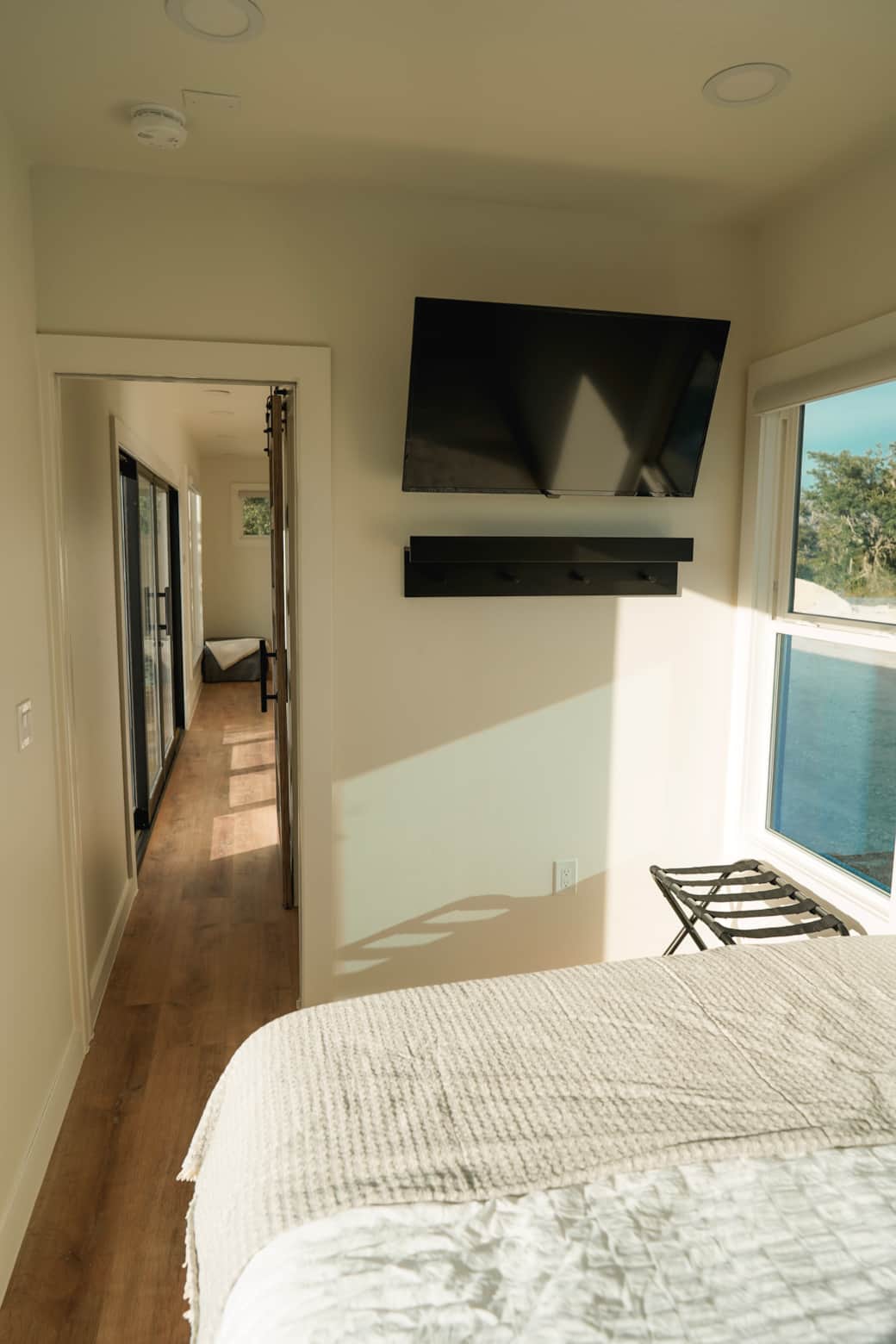 Bedroom TV & luggage rack Bedroom TV & luggage rack