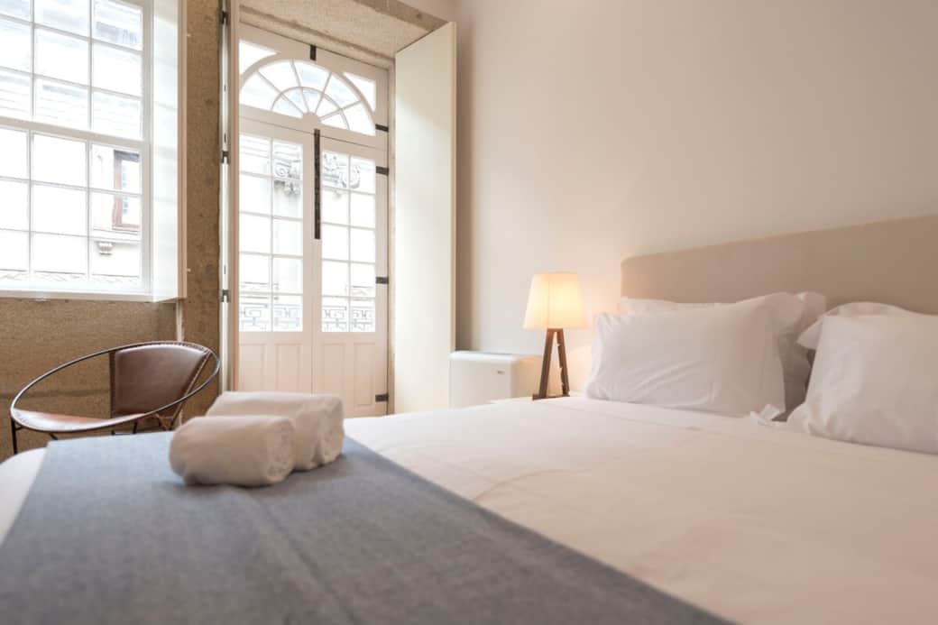 Comfortable queen-size bed with fresh, high-quality linens for a perfect night's sleep. ✨ Comfortable queen-size bed with fresh, high-quality linens for a perfect night's sleep. ✨