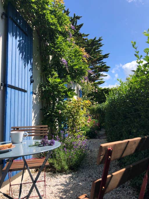 Terrasse sur le devant de la maison