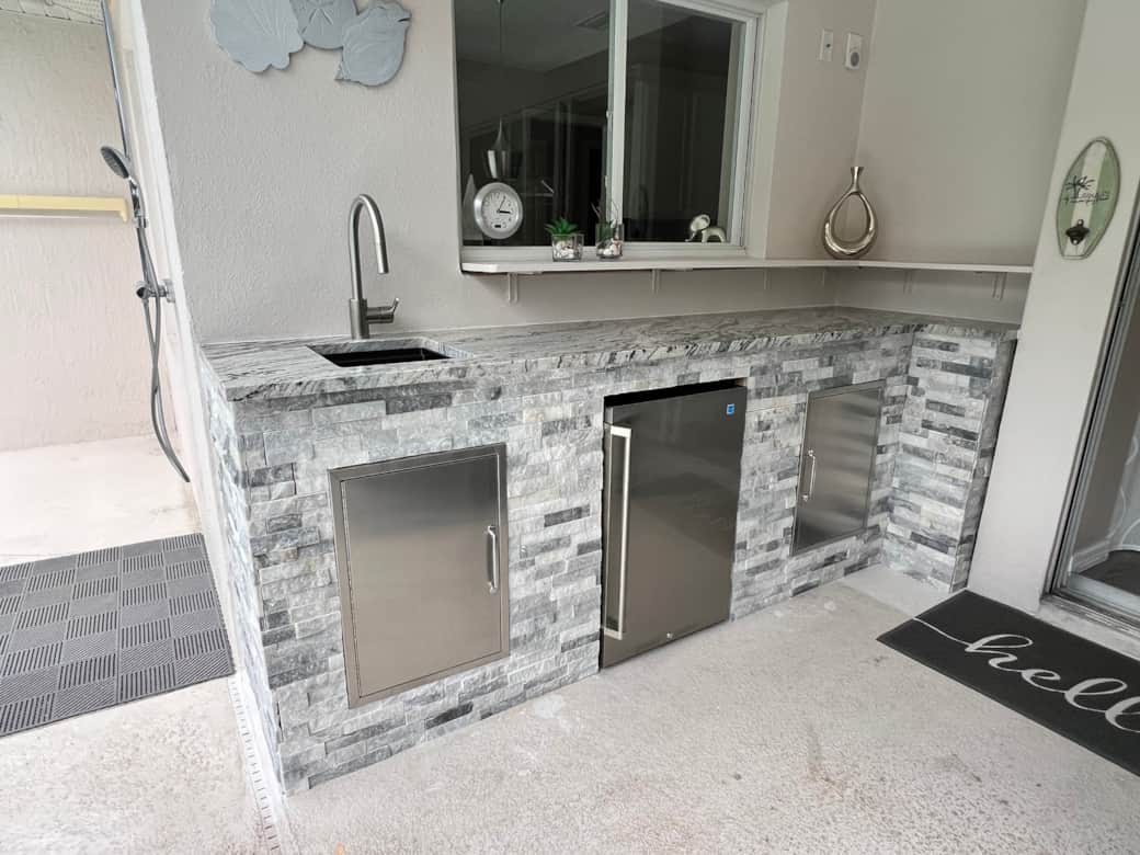  Outdoor kitchen