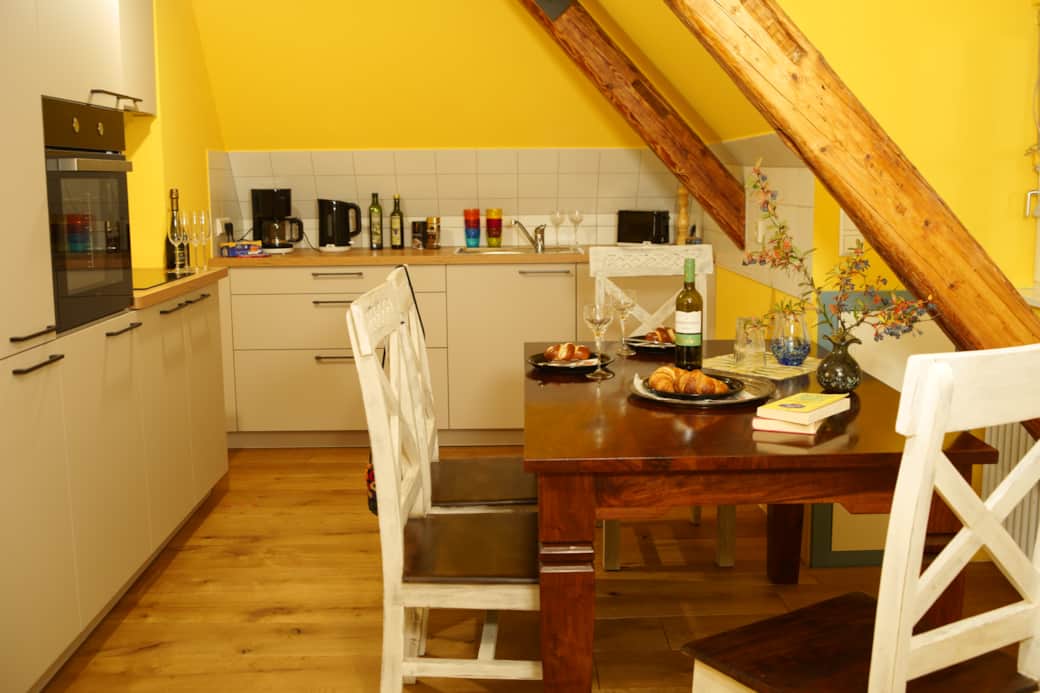 Küche der Dachgeschoss-Ferienwohnung in der Villa Überlingen mit Geräten und Ausstattung." Küche der Dachgeschoss-Ferienwohnung in der Villa Überlingen mit Geräten und Ausstattung."