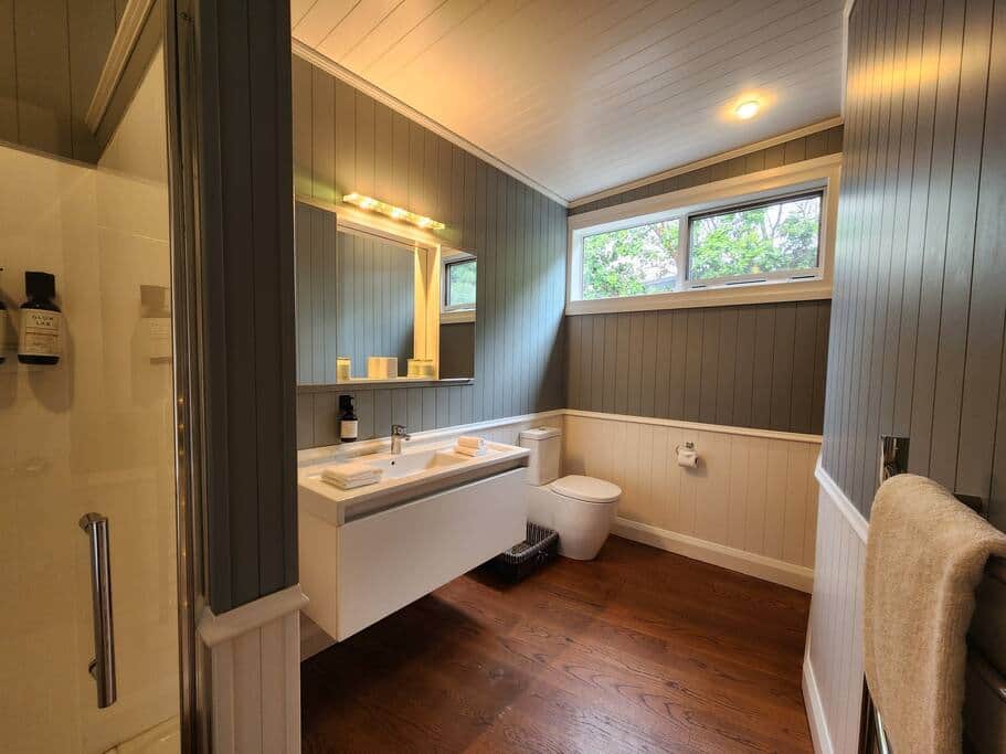 Bathroom next to bedroom 1 