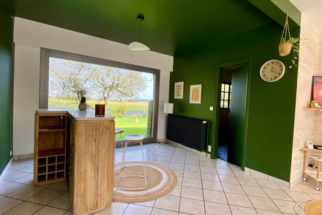 Espace bar pour des moments de convivialité. Verres à bière et à vin dans le bar