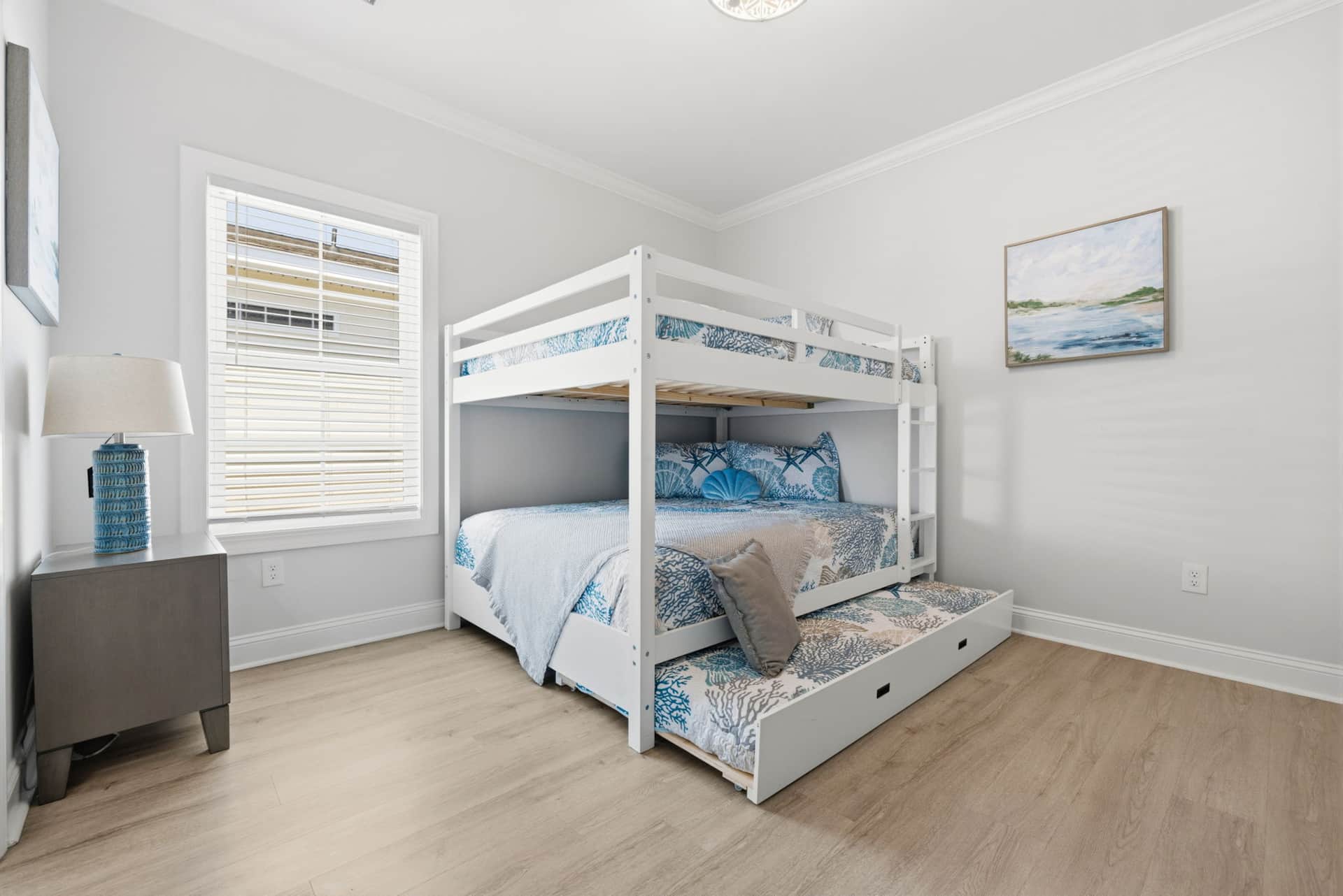 Queen bedroom with Jack-and-Jill bathroom