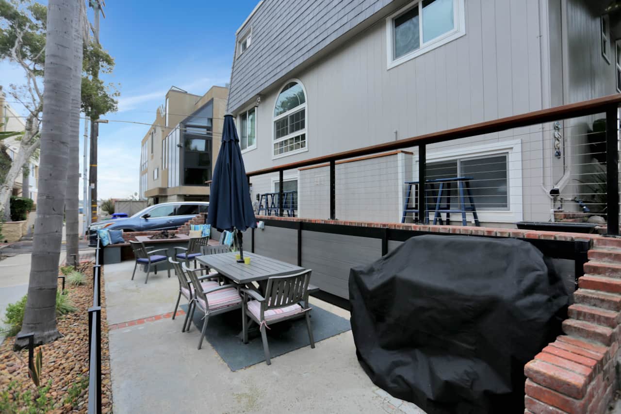 Patio Dining, Fire Pit, BBQ