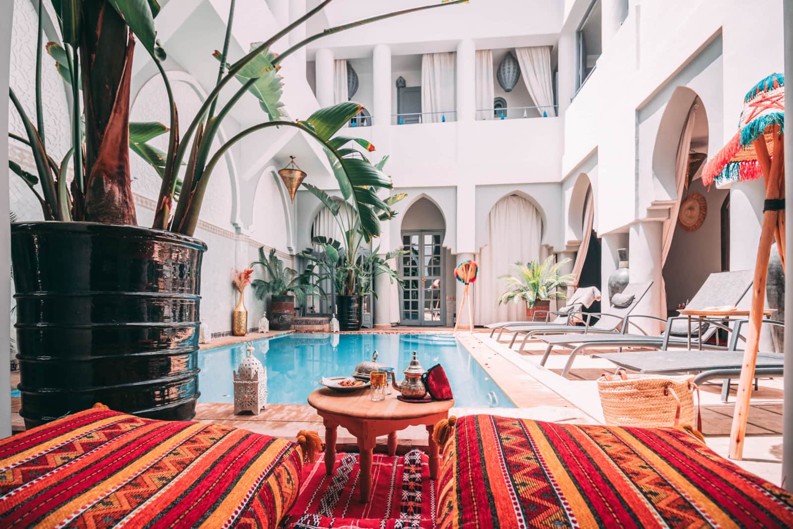 Le patio et sa grande piscine baignés de soleil au Riad Shemsi