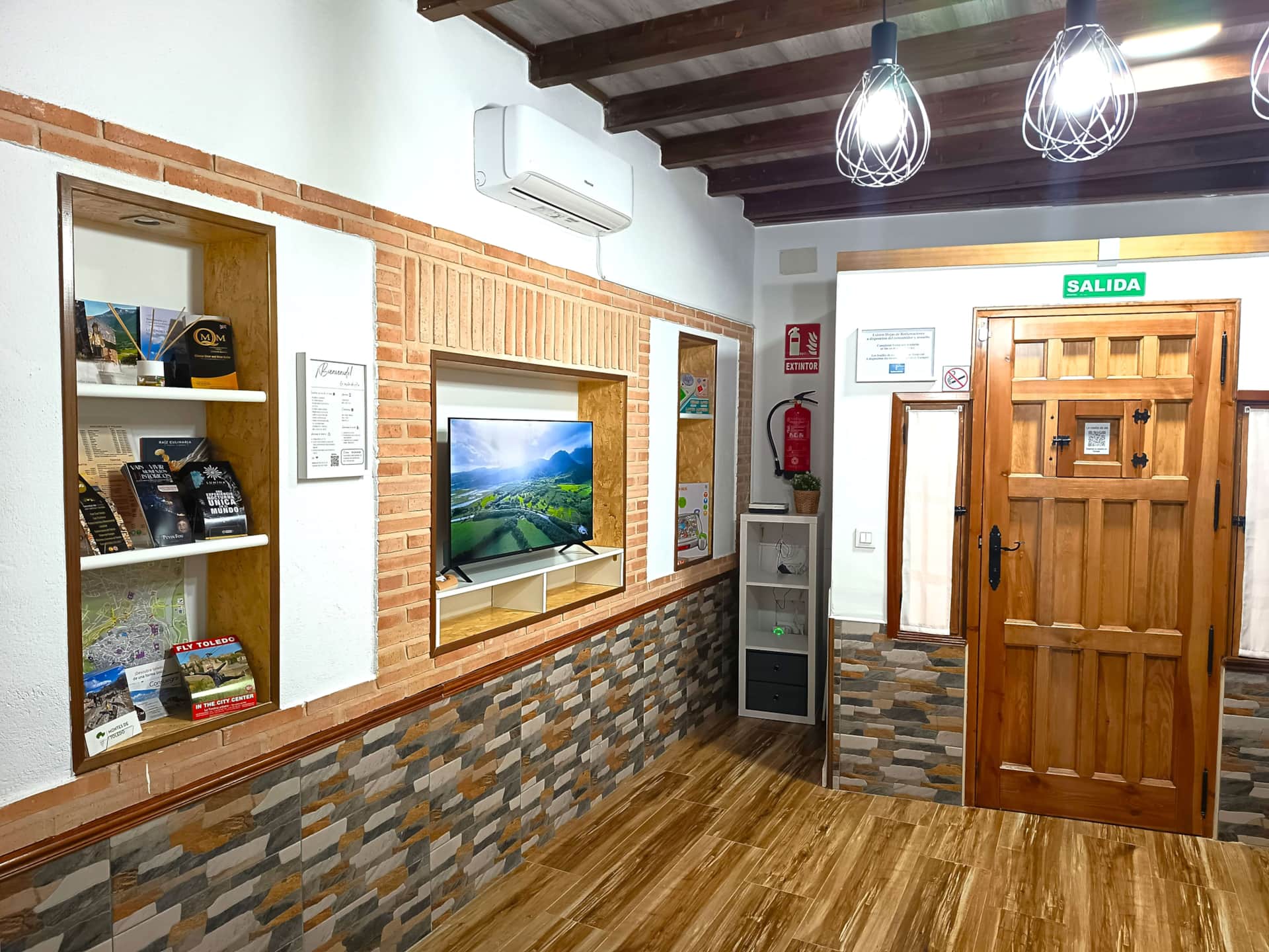 Habitación doble en casa rural con encanto en Polán, decoración cálida con detalles artesanales y ambiente acogedor