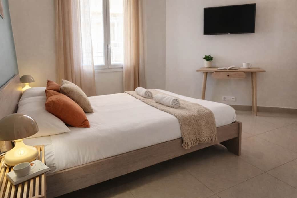 Chambre principale avec lit double confortable et linge de lit hôtelier pour des nuits reposantes. Chambre principale avec lit double confortable et linge de lit hôtelier pour des nuits reposantes.