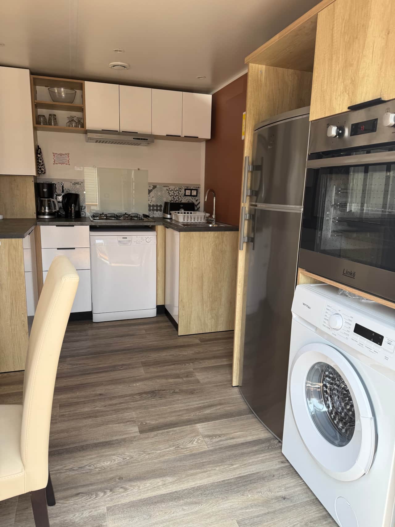 Cuisine équipée, lave-vaisselle et lave-linge