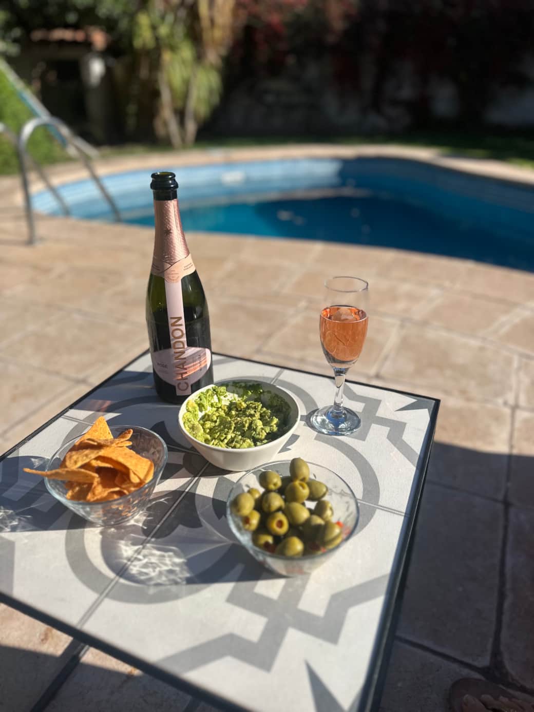 Aperitivo en la pileta
