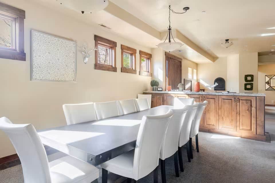 Dining area for 16+