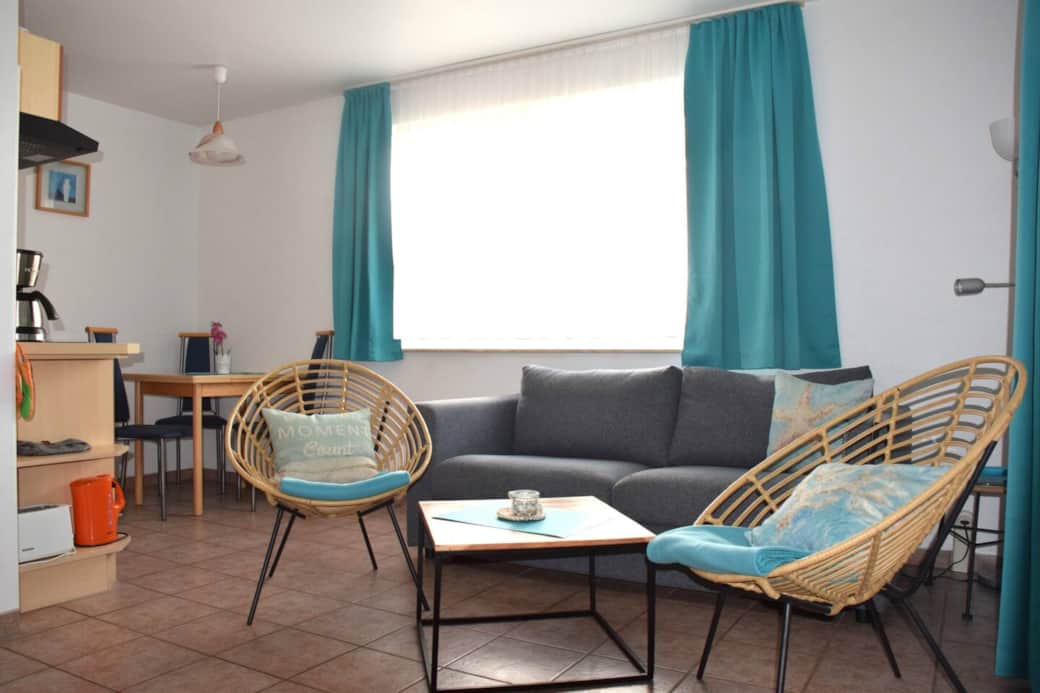 Vom Flur aus kommt man in den Wohnbereich. Von hier gelangt man auch in das Bad. 