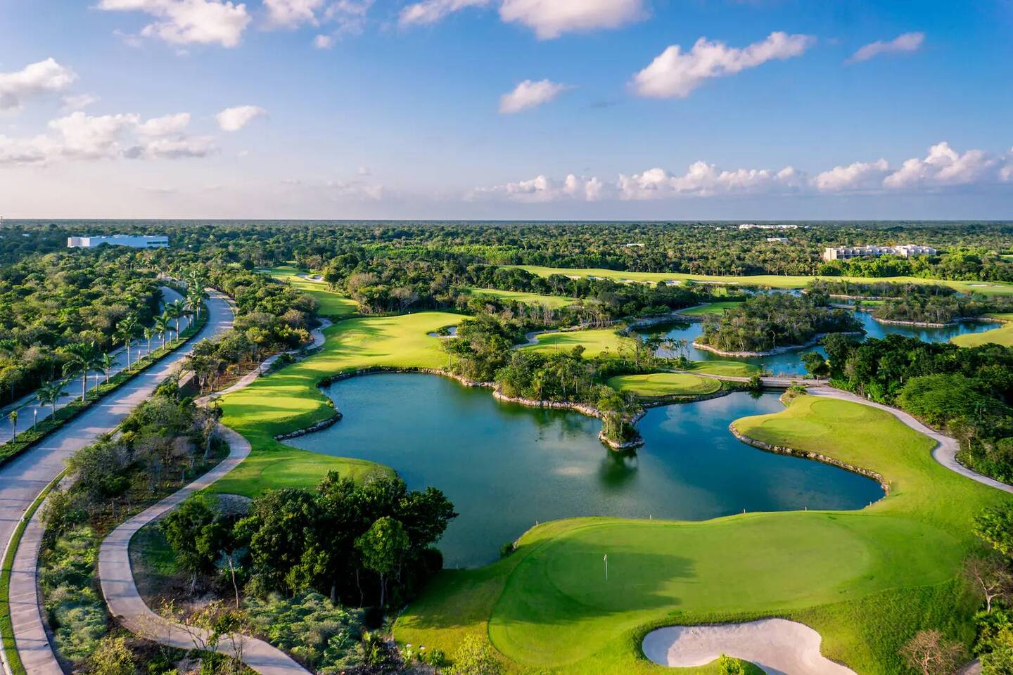 ¡Disfruta de una ronda de golf en PGA Riviera Maya, a solo 5 minutos en coche! ⛳️ Juega en medio de exuberantes paisajes tropicales en un campo impecablemente mantenido. Se aplican tarifas de golf.
