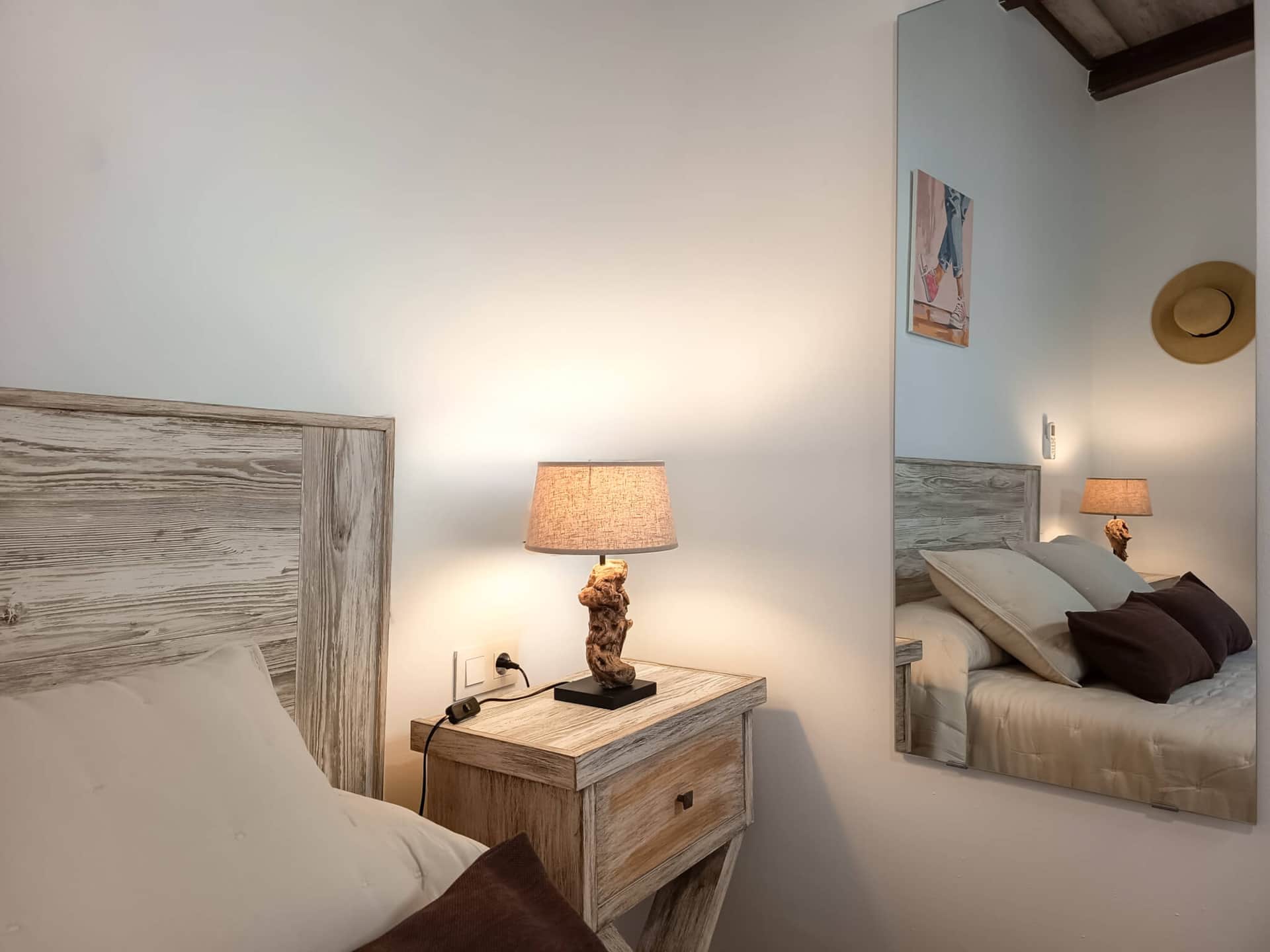 Detalle del dormitorio doble de La Casita de Ale con mesilla y lámpara