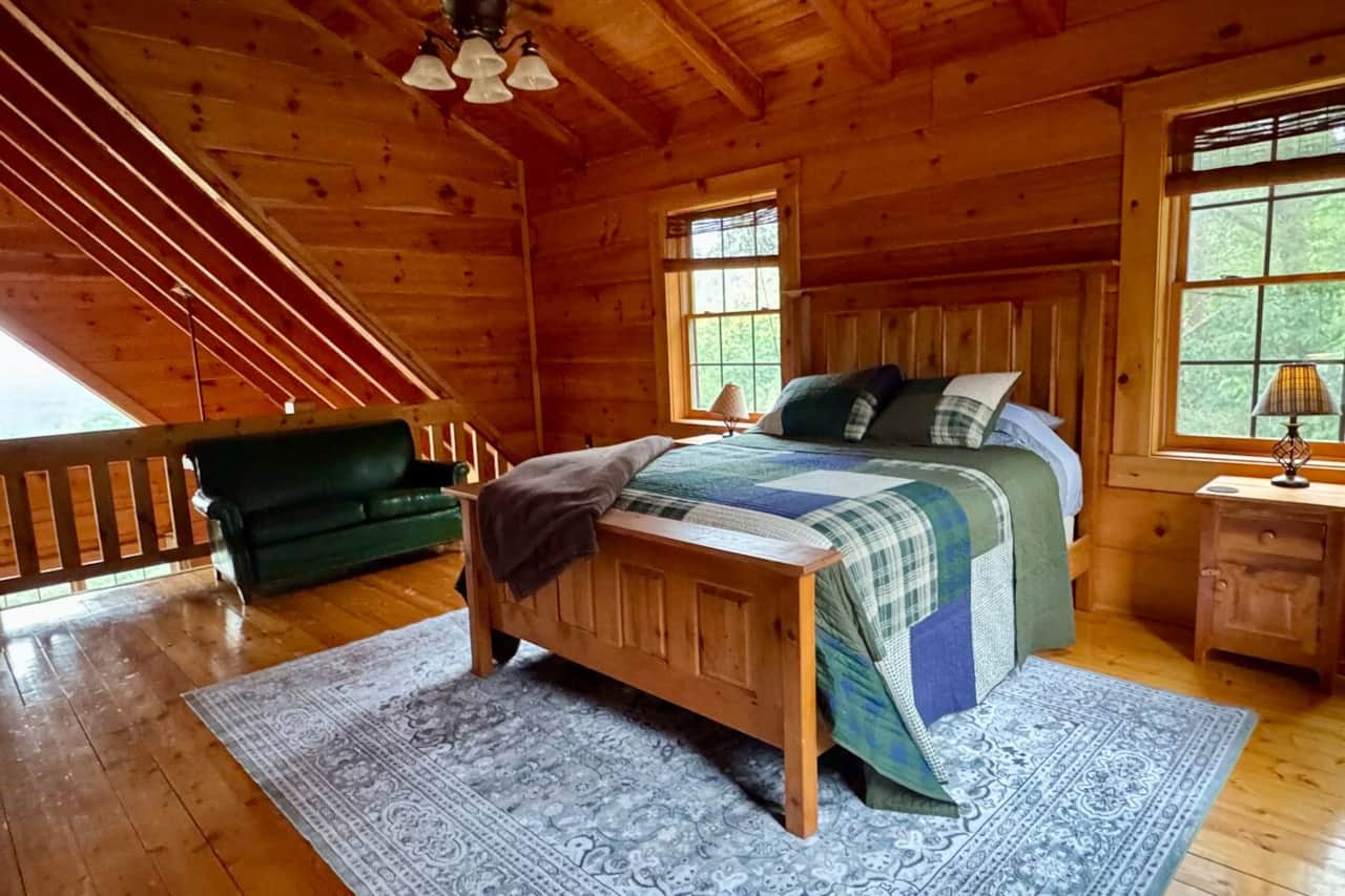Queen bed in open loft