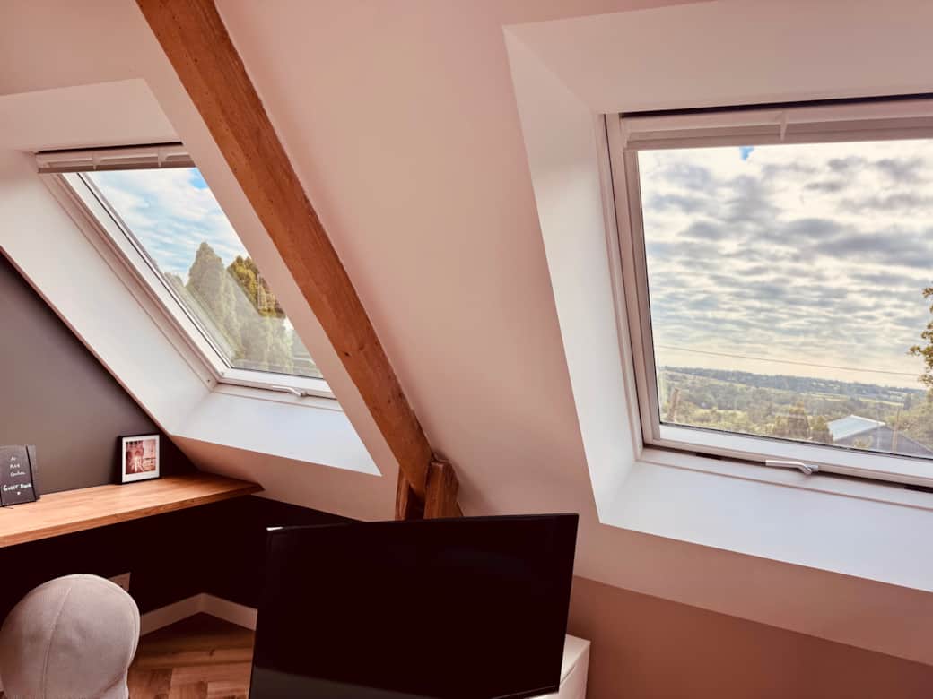 Große Fenster bringen Licht in das Apartment