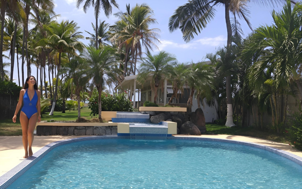 Highres guest at the pool